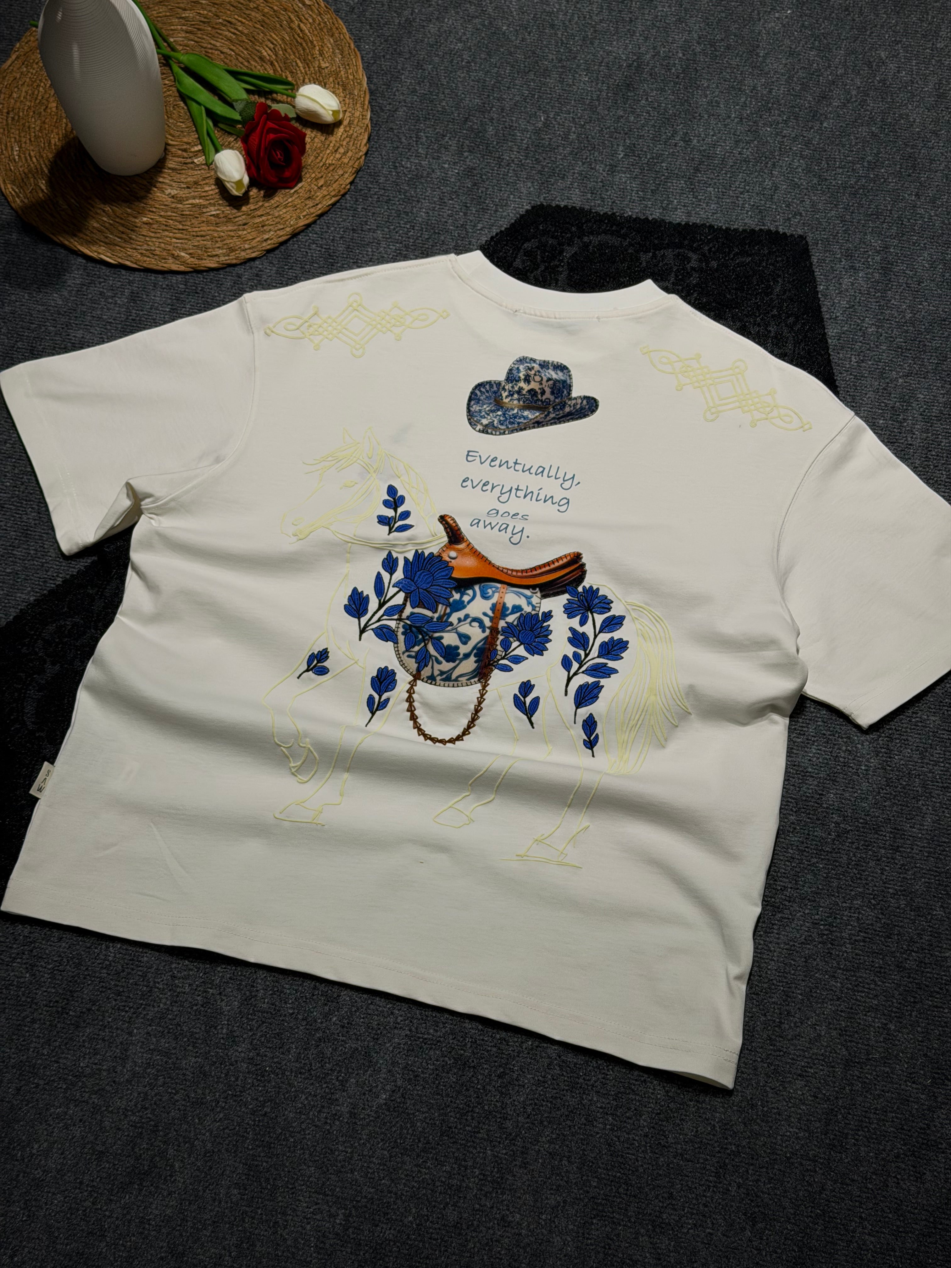 At Baskılı Kadife Cowboy Şakpası Detaylı Oversize T-shirt Beyaz